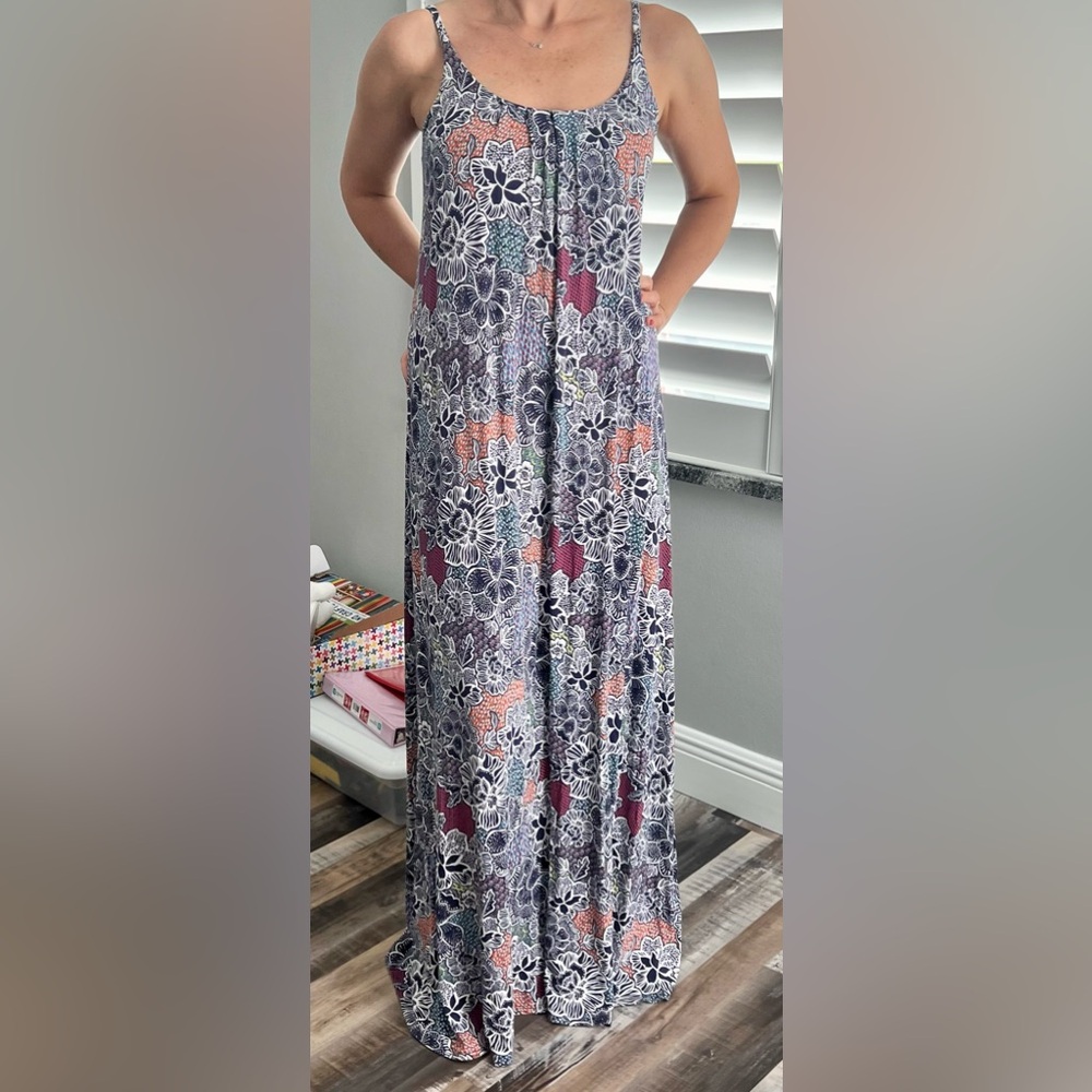 Gorgeous maxi dress in great used condition. Size S